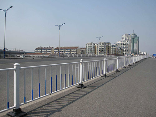 道路鋅鋼護(hù)欄
