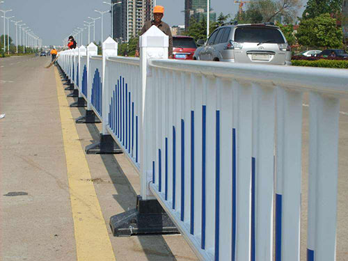 道路鋅鋼護(hù)欄